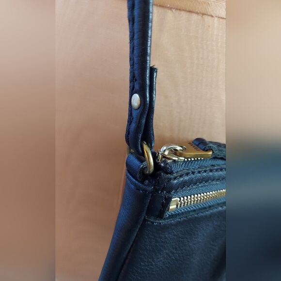 Fossil Black Leather Crossbody Multiple Zippered Compartments - Picture 8 of 10